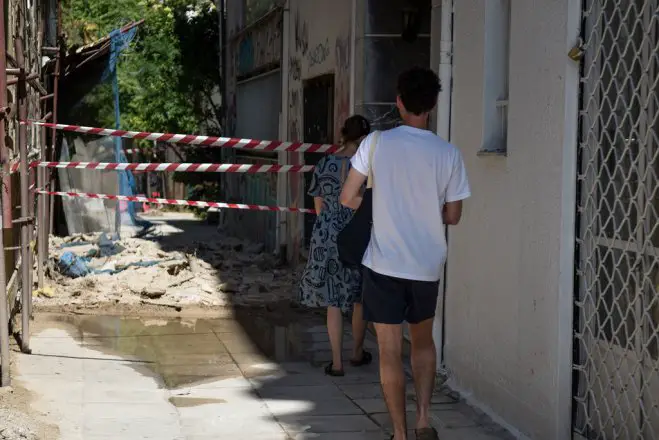 Unser Archivfoto (© Eurokinissi) entstand in der vorigen Woche in Athen nach einem Erdbeben der Stärke 5,1 auf der Richterskala, das sich am 19. Juli ereignet hatte. Es hat vor allem an alten und verlassenen Gebäuden zum Teil erhebliche Sachschäden verursacht.