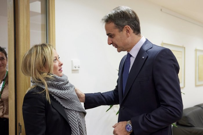 Unser Foto (© Pressebüro des Premierministers / Dimitris Papamitsos) entstand während eines Treffens zwischen Premierminister Kyriakos Mitsotakis (r.) und seiner italienischen Amtskollegin Giorgia Meloni. 