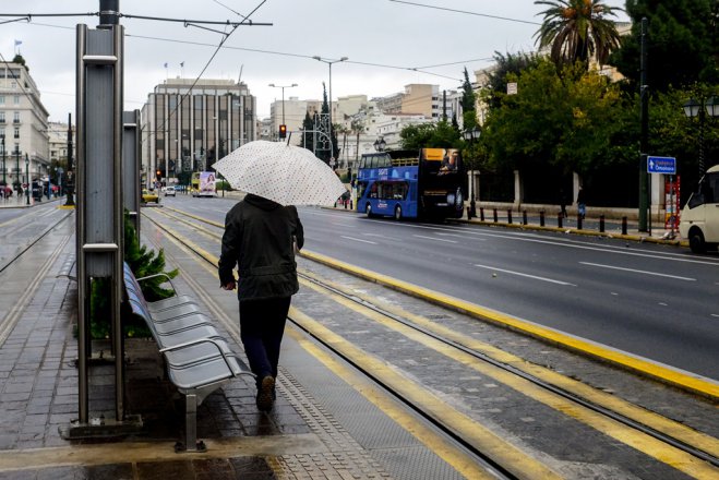 Unser Foto (© Eurokinissi) zeigt ein regnerisches Athen.