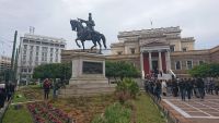 Foto © Eurokinissi zeigt das Denkmal von Theodoros Kolokotronis vor dem alten Parlament, in der Stadiou Str. in Athen, in dem das Historische Nationalmuseum beheimatet ist