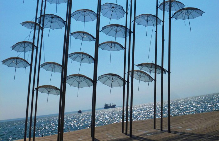 Das Foto (© GZ Archiv) zeigt die „Regenschirme von Thessaloniki“ vom griechischen Künstler Giorgos Zogolopoulos.