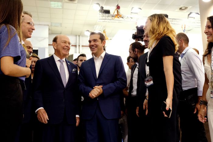 Foto (© Pressebüro des Premierministers). Ministerpräsident Alexis Tsipras (r.) und der Handelsminister der Vereinigten Staaten Wilbur Ross im Rahmen der Internationalen Messe Thessaloniki.