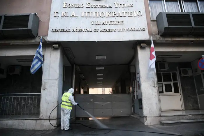 Unser Foto (© Eurokinissi) entstand vor dem Hippokrates-Krankenhaus in Athen.