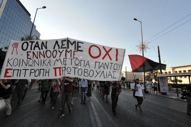 Unser Archivfoto (© Eurokinissi) entstand während einer Kundgebung von Mitgliedern und Sympathisanten der Athener Anarcho-Szene im Juli 2015. Sie protestierten damals gegen das dritte Memorandum (Spar- und Reformpaket).