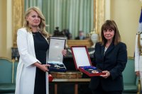 Unsere Fotos (© Eurokinissi) entstanden während des Treffens zwischen der griechischen Staatspräsidentin Katerina Sakellaropoulou (r.) und ihrer Amtskollegin aus der Slowakei Zuzana Čaputová.