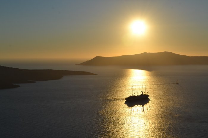 Foto (© Griechenland Zeitung / Jan Hübel): Sonnenuntergang und Meer.