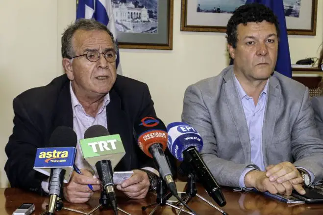 Unser Archivfoto (© Eurokinissi) zeigt Minister Jannis Mouzalas (l.) gemeinsam mit dem Vertreter des UNHCR Philippe Leclerc während der Vorstellung des Programms für die Unterbringung von Flüchtlingen in Larissa.