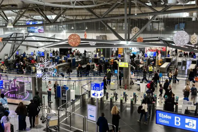 Unser Archivfoto (© Eurokinissi) entstand am Sonntag (4.1.) auf dem internationalen Flughafen „Eleftherios Venizelos“.