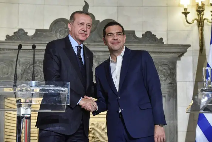 Unser Archivfoto (© Eurokinissi) entstand am 7. Dezember 2017 während eines Besuches des türkischen Präsidenten Recep Tayyip Erdogan in Athen. Rechts im Bild: der griechische Ministerpräsident Alexis Tsipras. Nach dem Foto zu urteilen scheint die Chemie zwischen den beiden Politkern damals noch gestimmt zu haben. 
