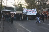 Unsere Fotos (© GZ / Despina Zelepos) entstanden in den Mittagsstunden im Rahmen der von Studentengruppen angemeldeten Gedenkmärsche in Athen.