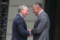 Unsere Fotos (© Eurokinissi) entstanden am Freitag (22.5.) während eines Treffens zwischen Außenminister Jorgos Gerapetritis (r.) und seinem schweizerischen Amtskollegen Ignazio Cassis.