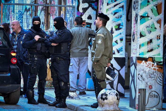 Unser Archivfoto (© Eurokinissi) entstand am Donnerstag (11.4.) während der Räumung von besetzen Gebäuden in Exarchia durch die Polizei.