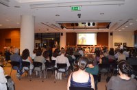 Unser Archivfoto (© Griechenland Zeitung / Elisa Hübel) entstand während der Buchpräsentation „Juni ohne Ernte“ von Kaiti Manolopoulou. Sie verarbeitet darin das Massaker in der mittelgriechischen Stadt Distomo am 10. Juni 1944.