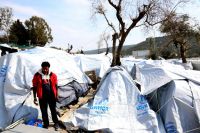 Unser Archivfoto (© Eurokinissi) ist im März 2017 im Aufnahme- und Registrierungszentrum (Hot Spot) in Moria auf der Ägäis-Insel Lesbos entstanden. Die Situation hat sich seither weiter verschärft.