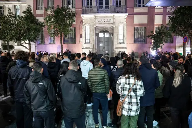 Unser Foto (© Eurokinissi) entstand am Mittwoch (29.1.) vor dem Gericht von Heraklion auf Kreta, als die 26-jährige Mutter des Opfers und ihr 44-jähriger Lebensgefährte ihre Aussage zu Protokoll gegeben haben. An diesem Tag hatten mehrere Menschen auf die Umstände aufmerksam gemacht, die dazu führten, dass der Dreijährige schließlich auf die Intensivstation kam. Dabei kam es auch zu Handgreiflichkeiten.