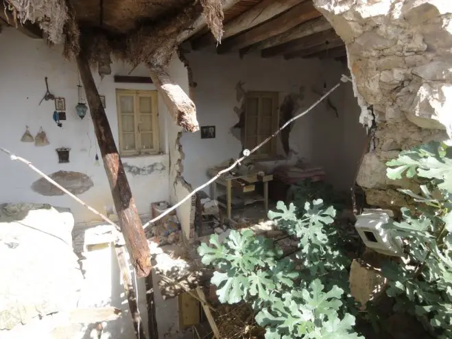 Foto (© Griechenland Zeitung / Stefan Berkholz): Ein verlassenes Haus: Noch ist zu erkennen, wer hier einst gelebt hat.
