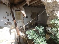 Foto (© Griechenland Zeitung / Stefan Berkholz): Ein verlassenes Haus: Noch ist zu erkennen, wer hier einst gelebt hat.