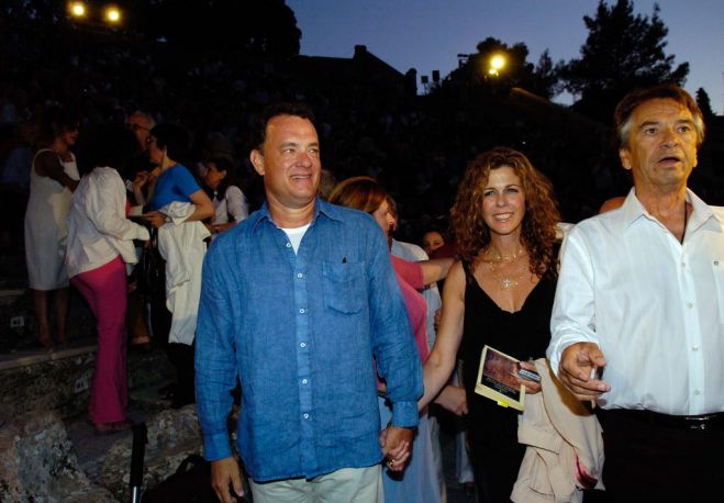 Unser Archivfoto (© Eurokinissi) zeigt Tom Hanks (l.) und seine Ehefrau Rita Wilson im Sommer 2004 im antiken Epidaurus.