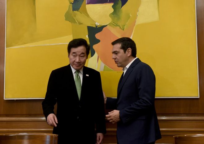 Unsere Fotos (© Eurokinissi und Pressebüro des Ministerpräsidenten / Andrea Bonetti) zeigen Ministerpräsident Alexis Tsipras gemeinsam mit seinem Gast aus Korea.