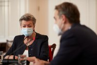 Unser Foto (Pressebüro des Ministerpräsidenten / Dimitris Papamitsos) entstand am Dienstag (30.3.) während eines Treffens zwischen der EU-Innenkommissarin Ylva Johansson und dem griechischen Premierminister Kyriakos Mitsotakis.