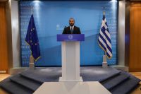 Unser Foto (© Eurokinissi) entstand am Freitag während der Ankündigung der Regierungsumbildung durch Staatsminister und Regierungssprecher Dimitris Tzanakopoulos.