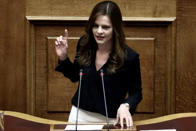 Unser Archivfoto (©Eurokinissi) zeigt Arbeitsminister Efi Achtsioglou während der Parlamentsdebatte zur „Sozialdividende“. 