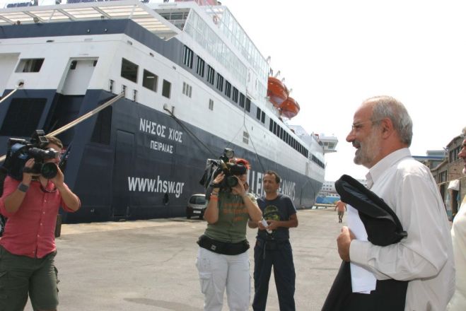 Unser Archivfoto (© Eurokinissi) zeigt das Fährschiff „Nisos Chios“ im Juli 2007. Damals stattete der Linkspolitiker Alekos Alavanos (r.) dem Hafen in Piräus einen Besuch ab.