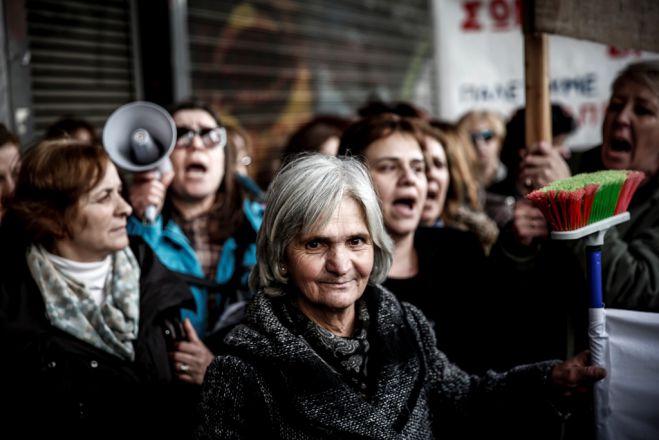 Unser Archivfoto (© EurokinissiI) entstand im Januar 2018 während eines Protestes von Reinigungsfrauen in Athen, die an öffentlichen Schulen tätig sind. Eine ihrer Kolleginnen sitzt nun wegen eines gefälschten Grundschulabschlusses im Gefängnis.