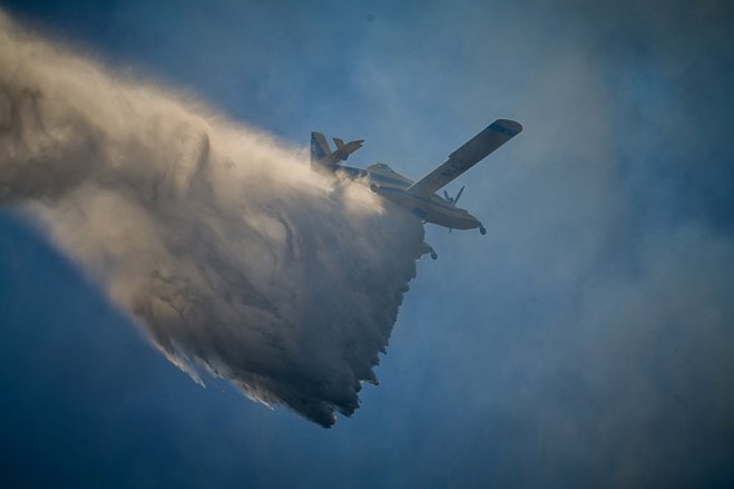 Unser Archivfoto (© Eurokinissi) zeigt ein Löschflugzeug im Einsatz gegen die Flammen.