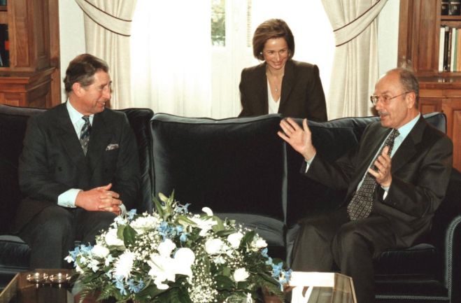 Unser Archivfoto (© Eurokinissi) zeigt Prinz Charles im November 1998 bei einer Unterredung mit dem damaligen griechischen Staatspräsidenten Kostis Stefanopoulos während eines Besuches in Athen. 