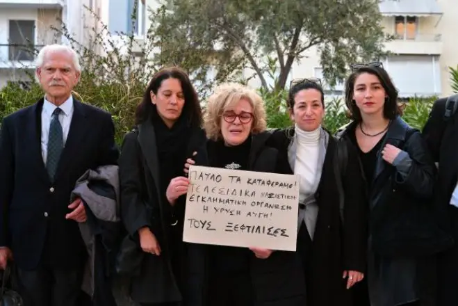 Unser Foto (© Eurokinissi) zeigt die Mutter des ermordeten Pavlos Fyssas nach der Verkündung des Urteils des Berufungsgerichtes.