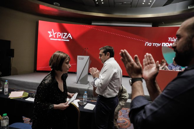 Unser Foto (© Eurokinissi) zeigt die neue SYRIZA-Sekretärin Rania Svingou (l.) und Parteichef Alexis Tsipras.