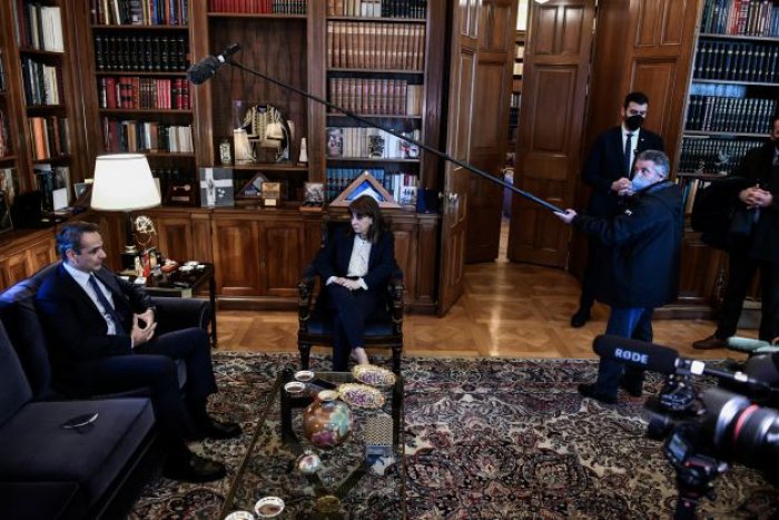 Unser Foto (© Eurokinissi) entstand während eines Treffens zwischen Staatspräsidentin Katerina Sakellaropoulou (m.) und Premierminister Kyriakos Mitsotakis (l.).