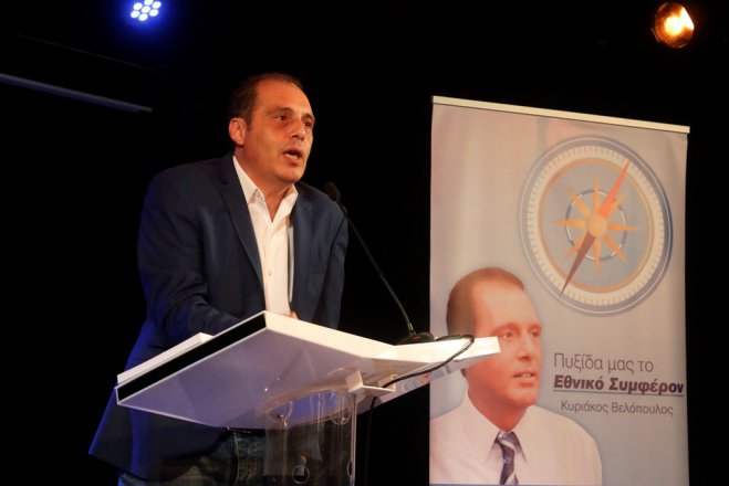 Unser Foto von © eurokinissi zeigt den Parteigründer der EL, Kyriakos Velopoulos, mit dem Parteiemblem, einem Kompass.