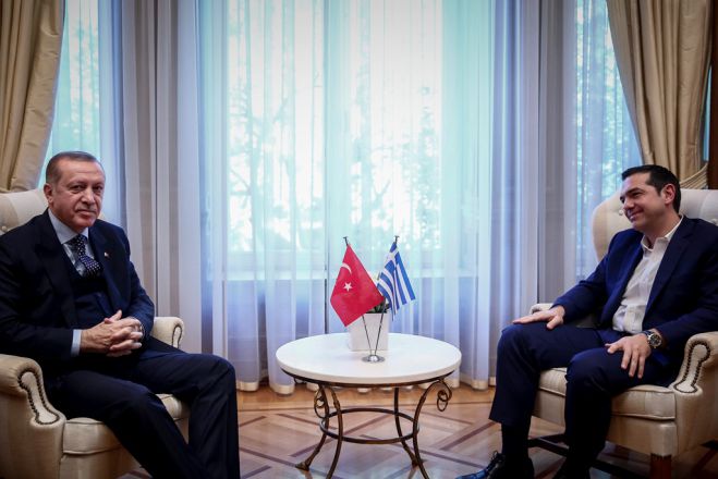 Unser Archivfoto (© Eurokinissi) zeigt den griechischen Ministerpräsidenten Alexis Tsipras (r.) während eines Treffens mit dem türkischen Präsidenten Recep Tayyip Erdogan.