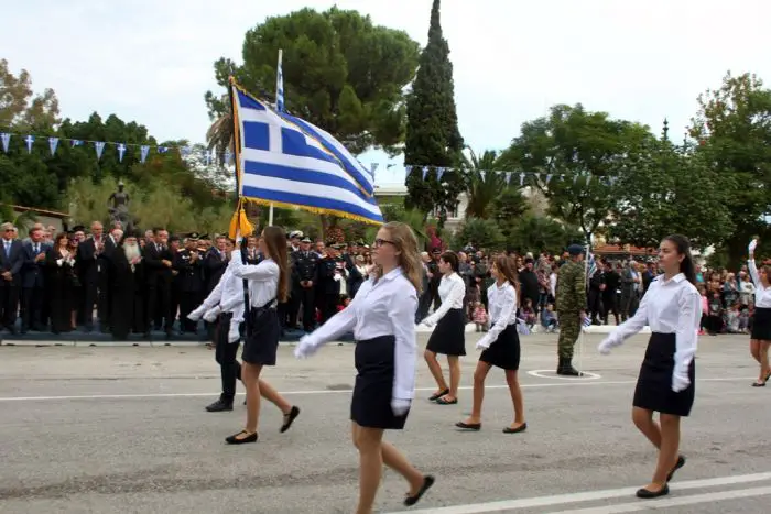 Unser Aufmachungsfoto (© Eurokinissi) entstand während der Schülerparade in Nafplio, das zweite Bild in Argos. Auf den anderen Fotos (© Eurokinissi)  ist Staatspräsident Pavlopoulos während der Feierlichkeiten in Thessaloniki zu sehen.