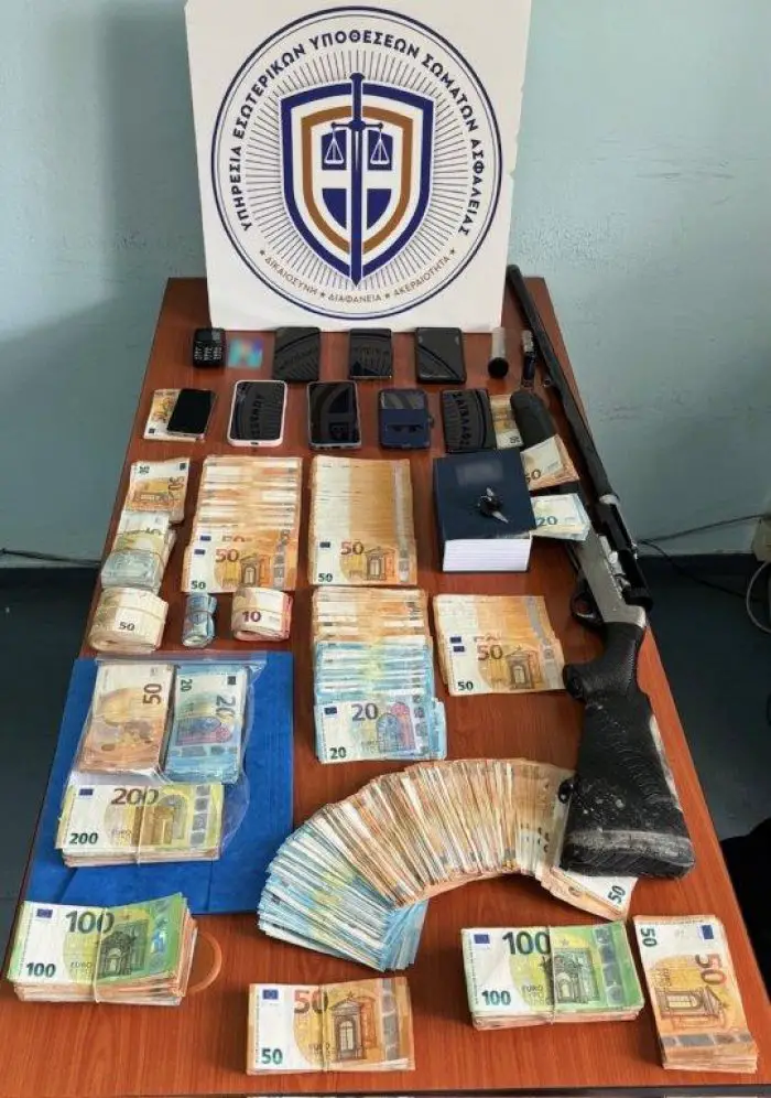 Korruptionsring aufgedeckt: Chefin und Mitarbeiter des Steueramtes verhaftet