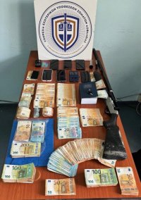 Korruptionsring aufgedeckt: Chefin und Mitarbeiter des Steueramtes verhaftet 