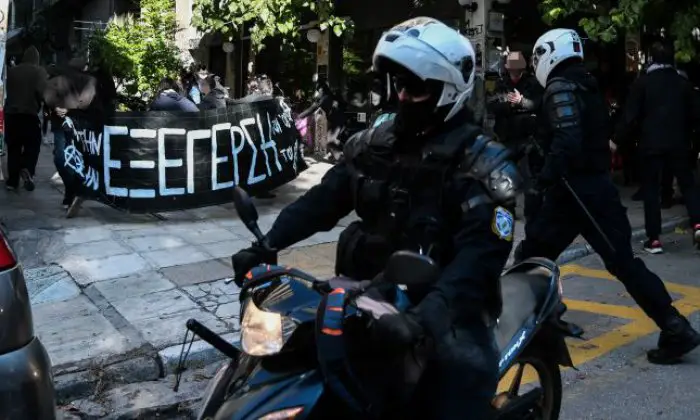 Unser Foto (© Eurokinissi) entstand am Sonntag (6.12.) im Athener Stadtteil Exarchia.