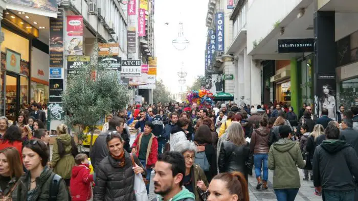 Unser Foto (© Eurokinissi) zeigt Haupteinkaufsstraße Ermou im Athener Zentrum.