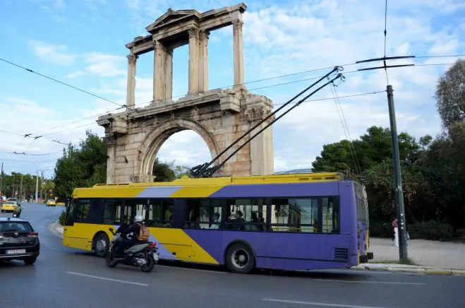 Unser Foto (© Griechenland Zeitung / Jan Hübel) zeigt einen der beliebten Trolley-Busse vor dem Hadrianstor in Athen.