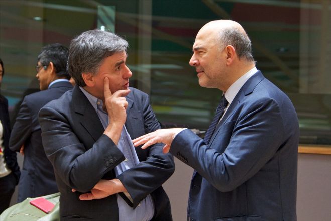 Unser Foto (© Eurokinissi) zeigt den griechischen Finanzminister Evklidis Tsakalotos während des Treffens der Eurogruppe am Montag (20.3.) im Gespräch mit dem EU-Wirtschafts- und Währungskommissar Pierre Moscovici.