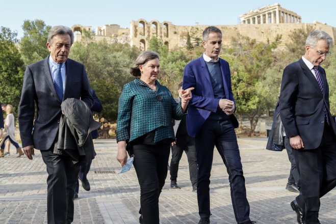 Unsere Fotos (© Eurokinissi) entstanden während des offiziellen Besuches der US-Staatssekretärin Victoria Nuland in Athen.