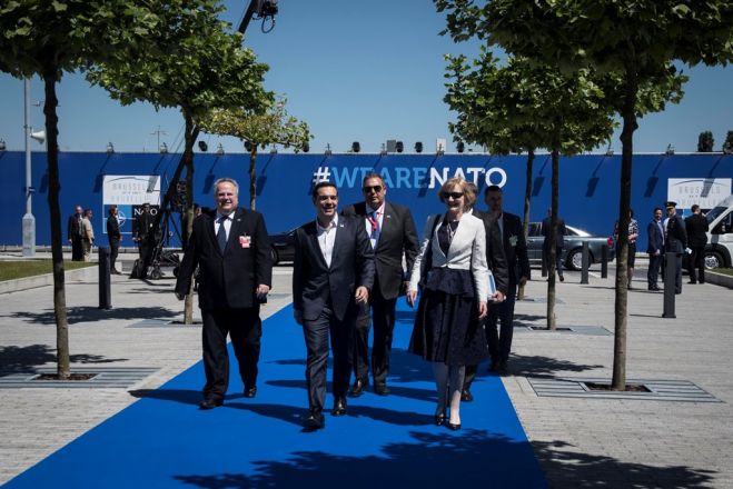 Unsere Fotos (©Andrea Bonetti / Büro des Ministerpräsidenten) entstanden während des NATO-Gipfels in Brüssel. Bildmitte des Aufmachungsfotos: Alexis Tsipras, links von ihm Außenminister Nikos Kotzias.
