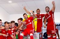 Unser Foto (© Eurokinissi) zeigt die jubelnden Spieler von Olympiakos Piräus in der Umkleidekabine nach dem Sieg über Rijeka.