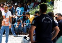 Unser Archivfoto (© Eurokinissi) entstand vor der Polizeistation auf der Insel Kos.