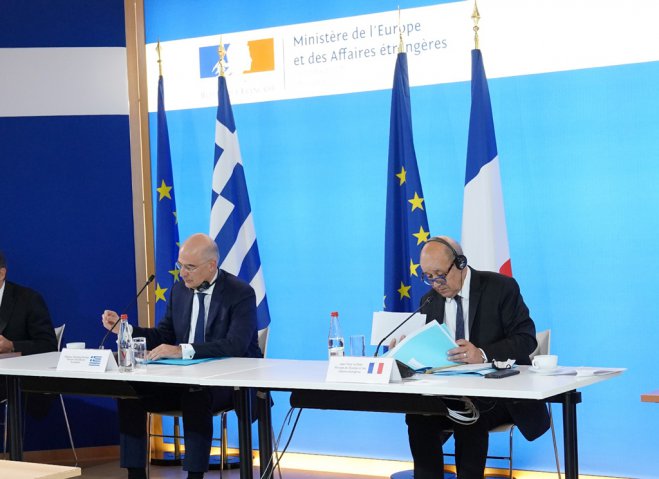 Unser Foto (© Eurokinissi) zeigt den griechischen Außenminister Nikos Dendias (l.) während eines Treffens mit seinem französischen Amtskollegen Jean-Yves Le Drian. 