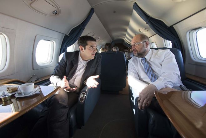 Unser Archivfoto (© Eurokinissi) entstand im November 2015. Es zeigt den griechischen Premier Alexis Tsipras (links) in der Regierungsmaschine gemeinsam mit dem damaligen Präsidenten des Europäischen Parlaments Martin Schulz auf einem Flug nach Lesbos.