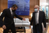 Unser Archivfoto (© Eurokinissi) entstand während eines Treffens zwischen dem griechischen Ministerpräsidenten und dem geschäftsführende Direktor des Euro-Rettungsschirms Klaus Regling.