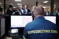 Unser Foto (© Pressebüro des Ministerpräsidenten / Dimitris Papamitsos) entstand am Donnerstag (19.12.) während des Besuches von Ministerpräsident Kyriakos Mitsotakis in der Feuerwehrzentrale im Athener Vorort Chalandri.